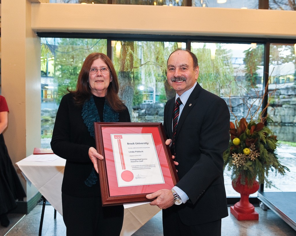 Linda Pidduck receives the President's Distinguished Service Award from Brock President Jack Lightstone. Linda Pidduck receives the President's Distinguished Service Award from Brock President Jack Lightstone.